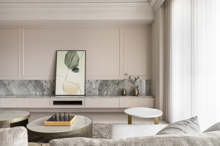 ▲藝瓦空間設計<美術帝國B1-24F>，線條簡潔的電視牆與天花板的繁複線版形成對比效果