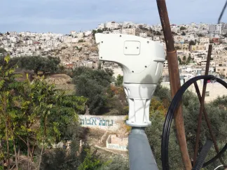 图2 希伯伦老城一处巴勒斯坦私人住宅屋顶安装的军事监控摄像头,背景为希伯伦其他区域。照片由作者拍摄。