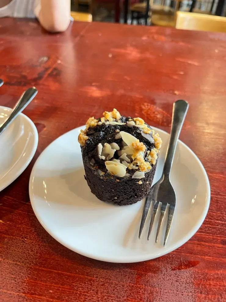 飯後甜點，這種蛋糕我不愛，都進小孩肚子。