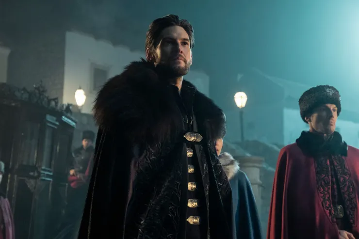 Netflix影集《太陽召喚》劇照，由班•巴恩斯（Ben Barnes）飾演闇主。