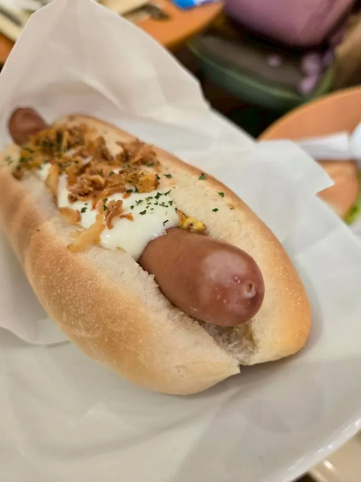 チーズソースフライドオニオンドック Hot dog with cheese sauce & fried onion