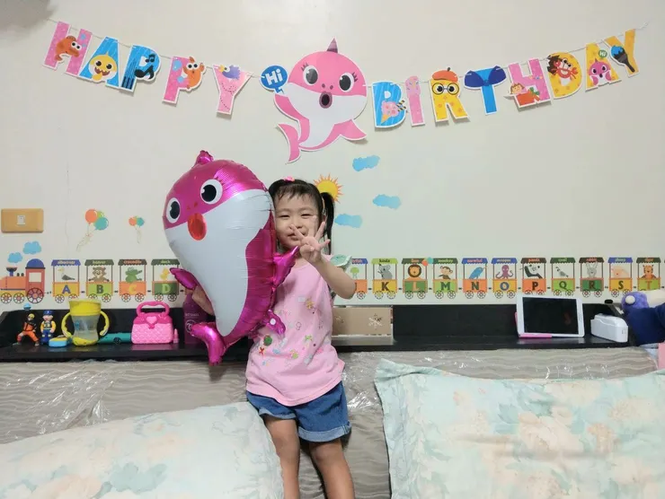 體驗愛塗鴉寶貝看過來!可自由裁切、牆壁、木板隨處可黏、白板