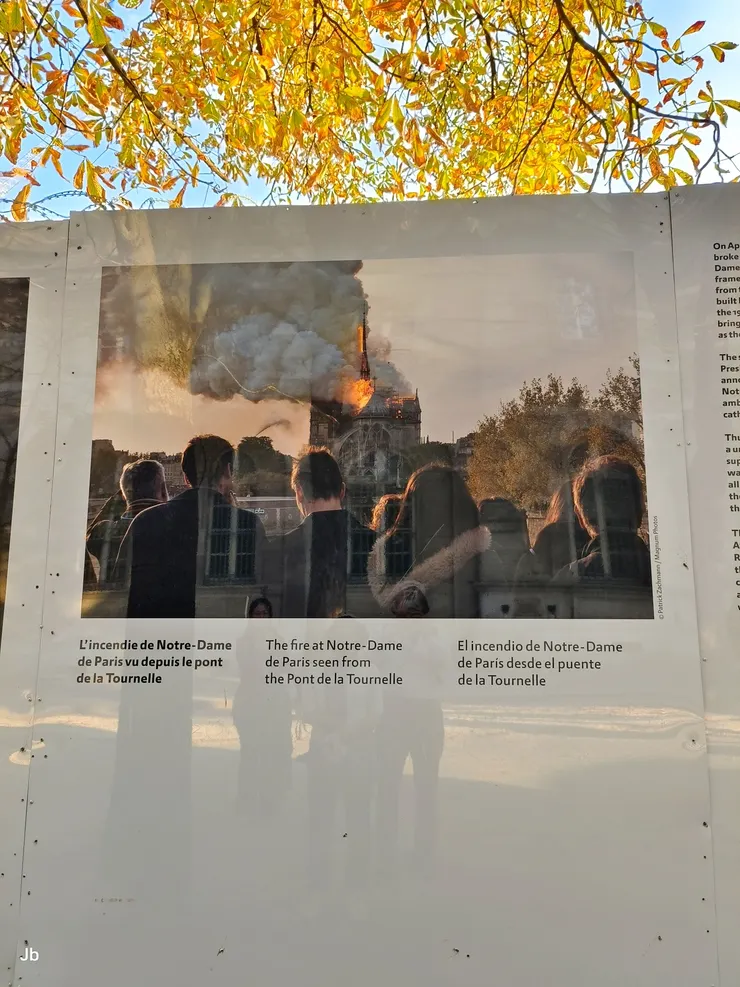 【七百年聖母院浴火慘況腦海猶存 重建圍籬呈現從事團隊歷史人文！整修中的聖母院圍籬，掛了許多圖文並茂的說明牌誌，介紹母院歷史、重建規劃及參與團隊等等，這是火災當時場景。】