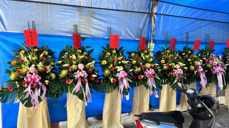 心情故事花房：台南喪禮蘭花、羅馬柱及各種喪禮用品的專業選擇，提供迅速服務與網路諮詢"