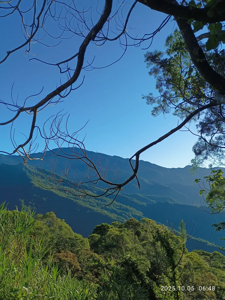 重重幽隱山背脊