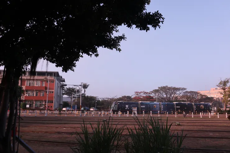 前幾班駛出發的高雄輕軌