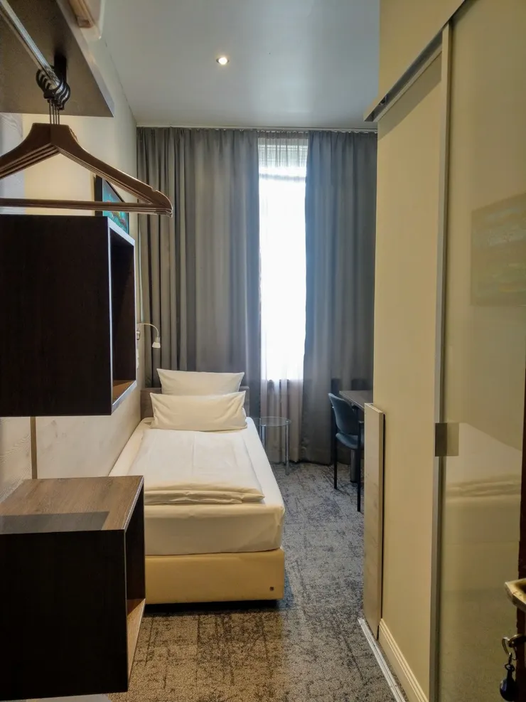 單人房,乾淨舒適,缺點是臨馬路,開窗的話有點吵