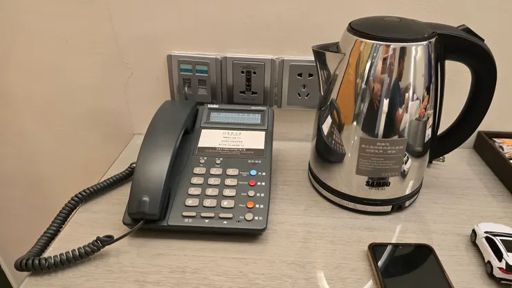 高雄旅居文旅亞灣館三人房裡的熱水壺