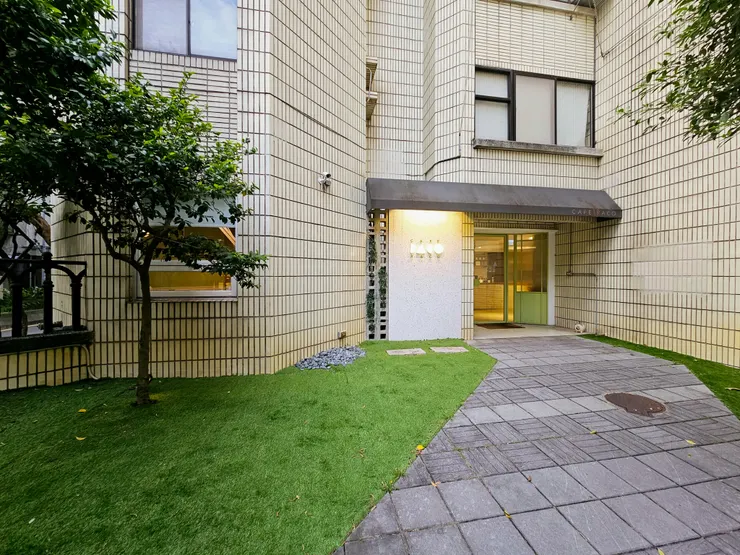 ●RACO傍晚點燈模樣，門口綠意盎然，很愜意的地方