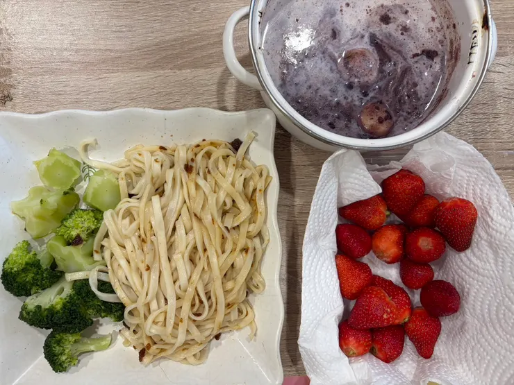 今年元宵節的食物，湯圓是從冬至留到現在的🤣