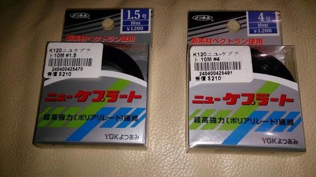 多年前買的兩種尺寸聚芳酯纖維釣魚線，原先使用 1.5 號線，目前則是換成較粗的 4 號線，聲音更為穩重扎實
