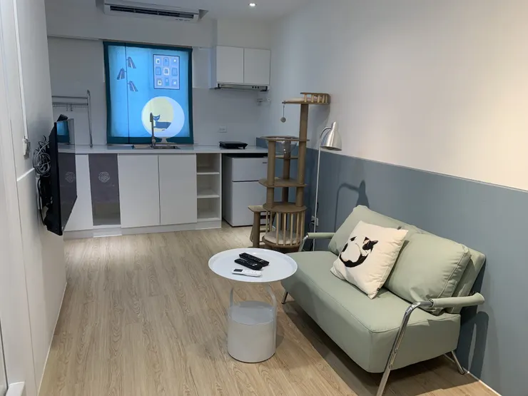 601 房沙發、電視、電磁爐、冰箱的樣子