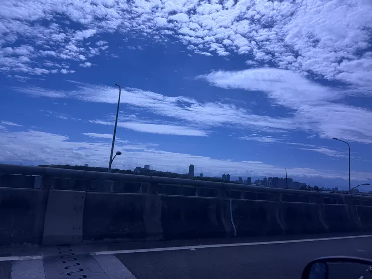 2025/10/30 塞車時的天空