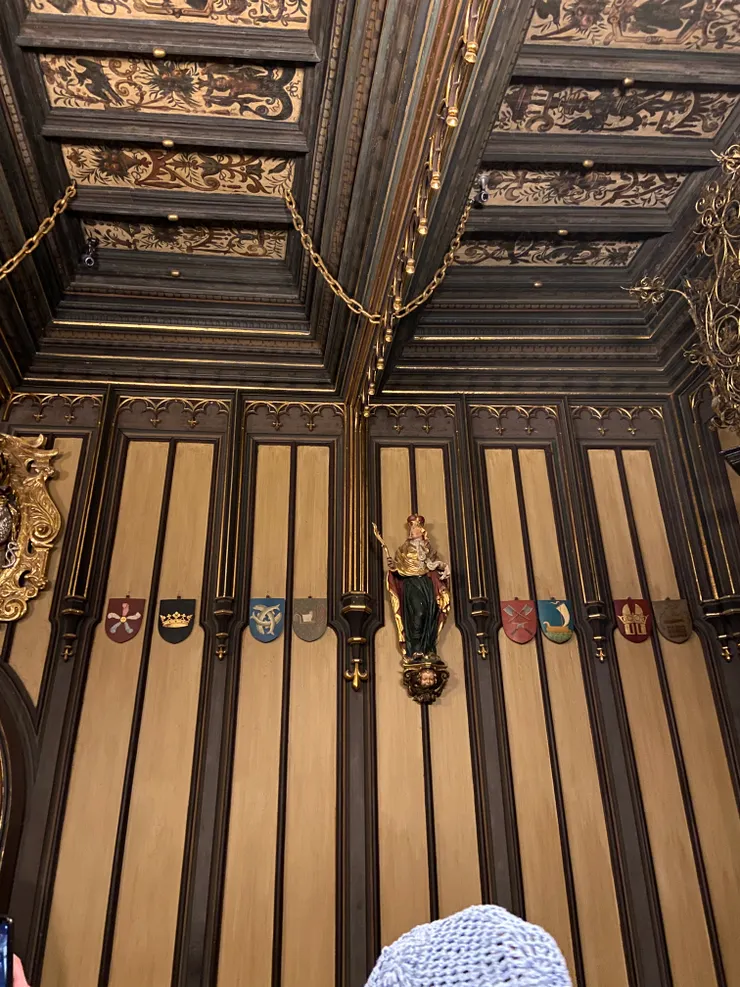 浮誇的天花板壁畫和雕刻，這裡有一個小盾牌是三條魚代表漁夫，有斧頭代表伐木工