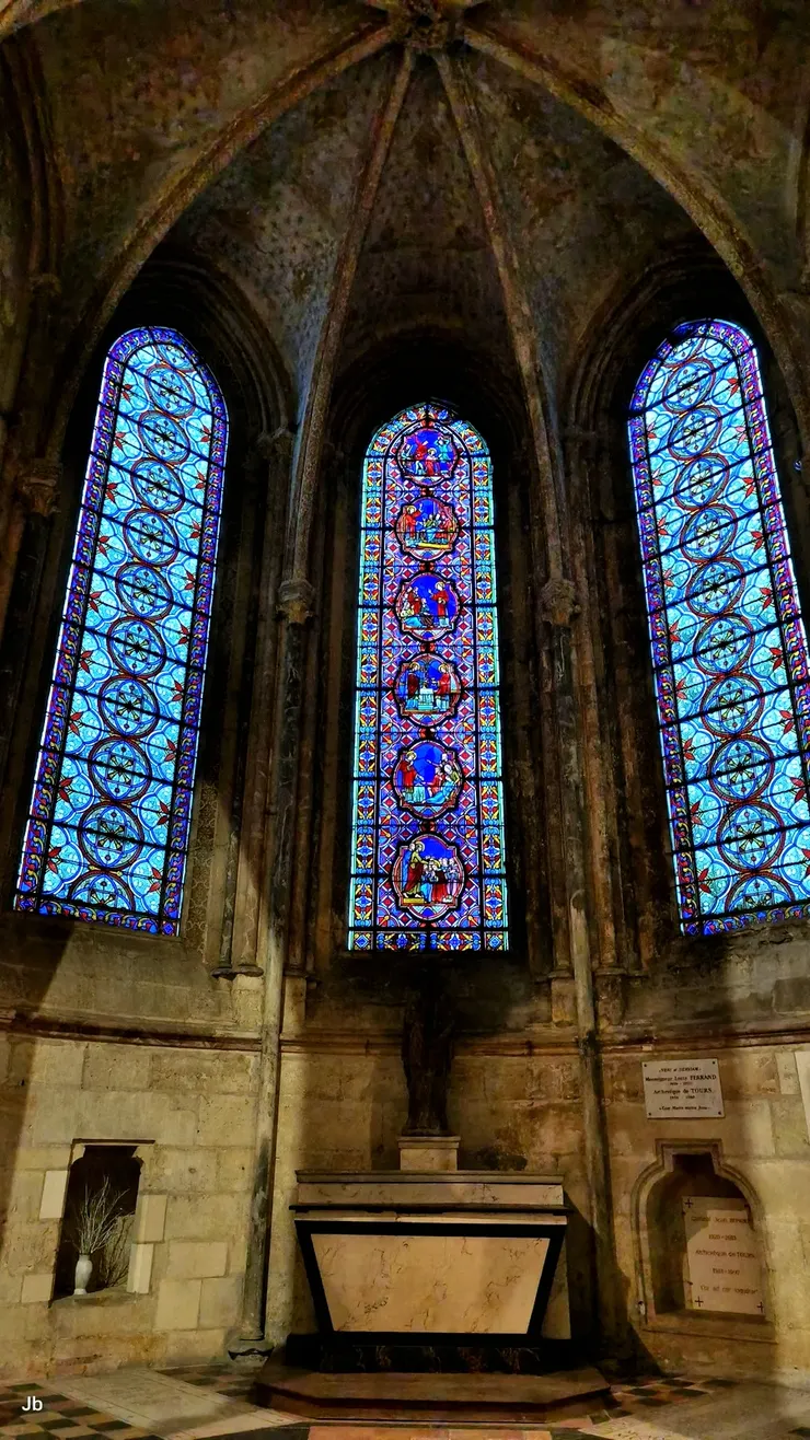 【要光有光彩色玻璃窗令人嘆嗟 仰之彌高無數拱柱連環接穹頂 祭壇與旁廳没繞完腦袋已打結】