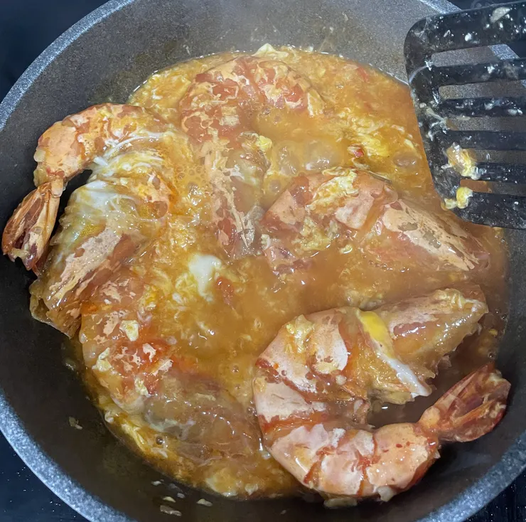 讓每隻蝦都裹上醬汁與蛋