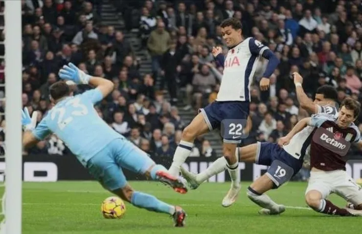 班倫莊臣撞射破網助熱刺追和1:1