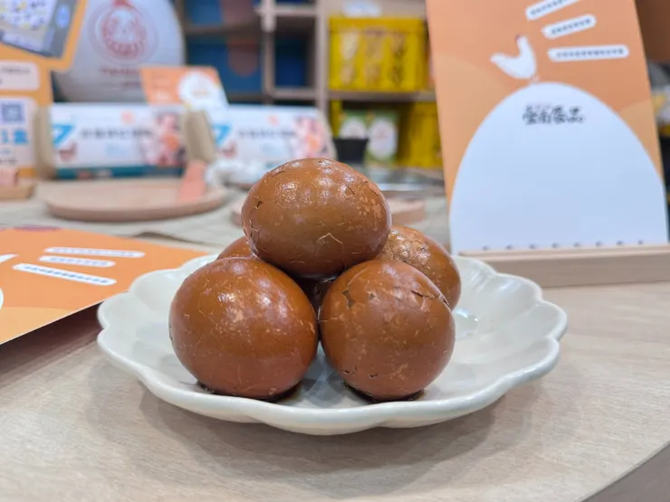 圖說：臺南蛋品現場展示具備雙項動福認證的「元質永續平飼紅殼蛋」，並透過茶葉蛋試吃活動，展示其紮實口感與濃郁蛋香。（資料來源：臺南蛋品）