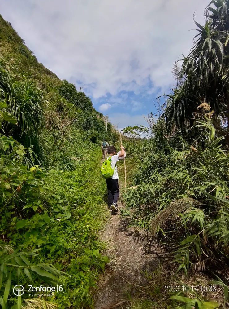 帶著天然的登山杖準備冒險去
