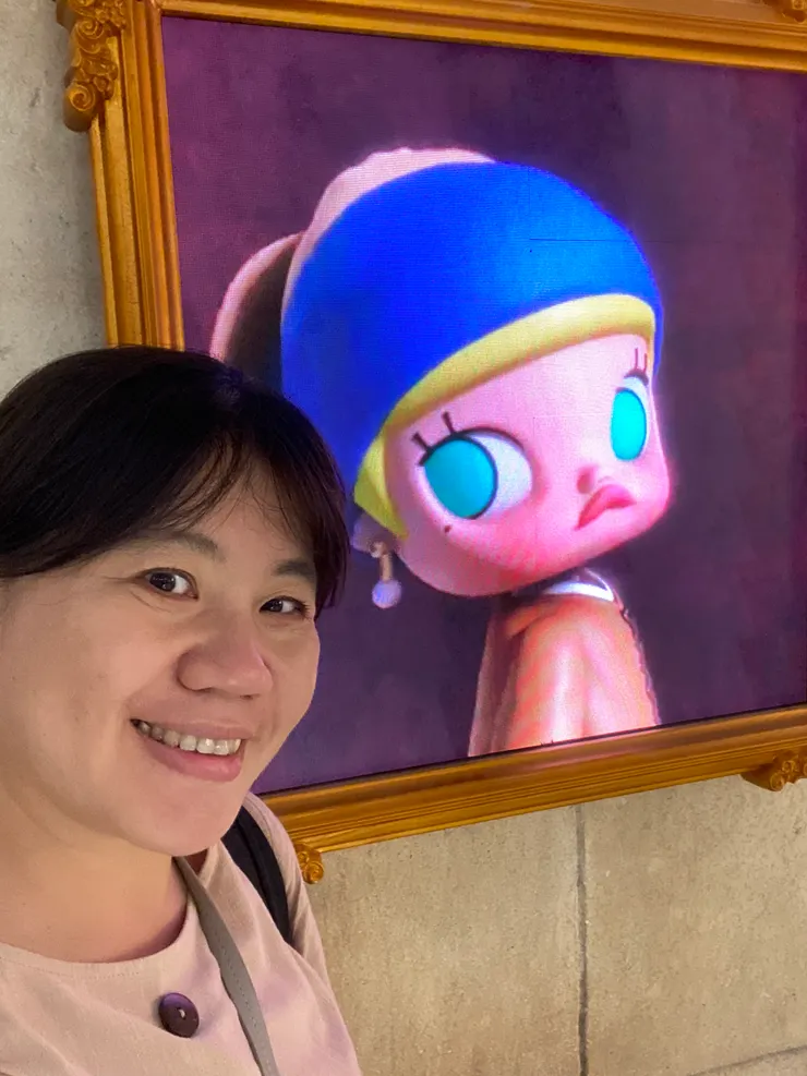 我喜歡掛在牆上的名畫系列動畫，但找不到相對應的公仔，只好拍照留念