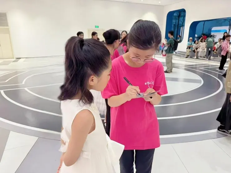 穗澳青少年在活動中互贈祝福