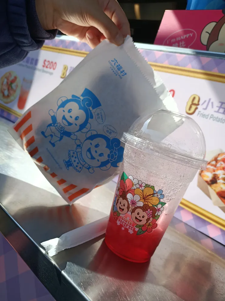 表演還沒開始,跑到旁邊買了雞排和氣泡飲,200元,不便宜啊!但雞排好吃,氣泡飲也好喝😆