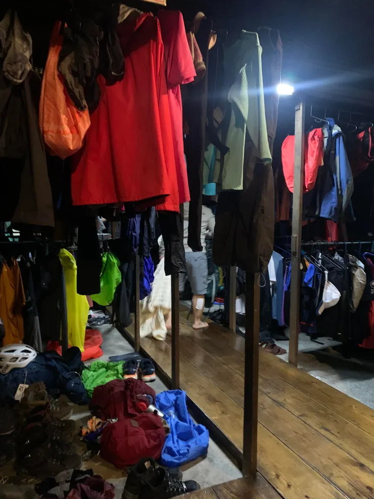 由於下午的大雷雨，乾燥室中吊滿了衣物