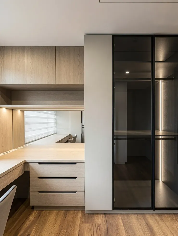 更衣室收納細節，木作抽屜＋衣桿＋上方吊櫃，三層收納分層