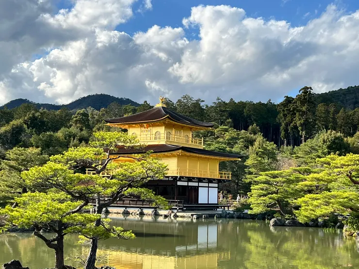 陽光下閃耀發光的金閣寺
