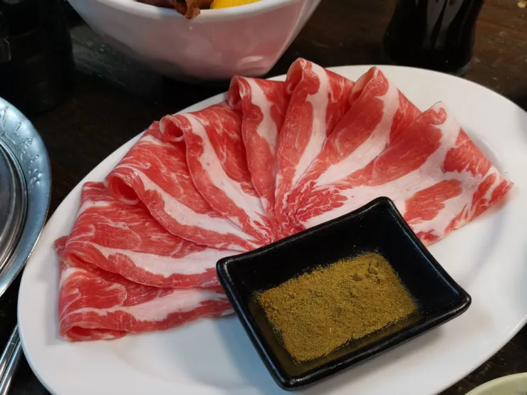 在那寒冷的夜裡，先涮上一盤鮮嫩的澳洲羊梅花。