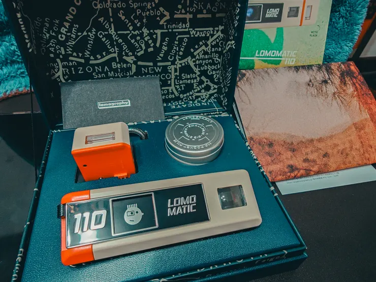 相機本人與可拆卸的閃光燈,撞色的搭配十分可愛復古!