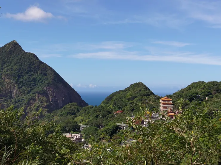 圖示：從新北黃金博物館觀賞瑞芳基隆山東峰（雷霆峰）、太平洋、金瓜石聚落。圖片來源為張居隱：https://www.shutterstock.com/zh-Hant/image-photo/2681965147