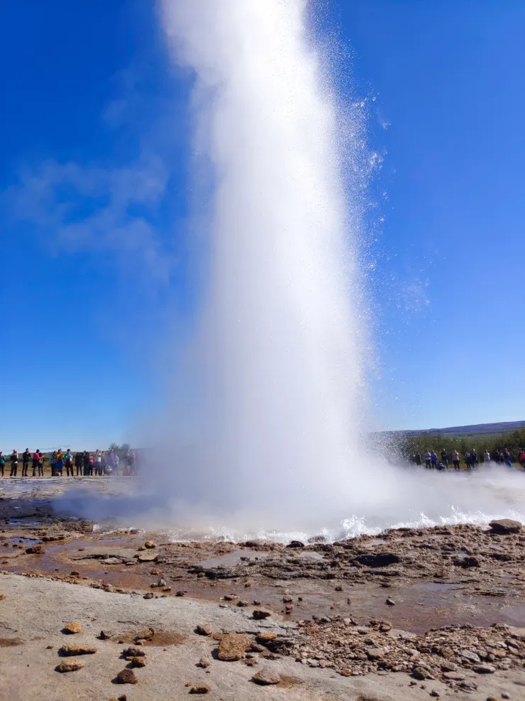 蹲下也拍不到全貌,水柱噴出鏡頭範圍外了!