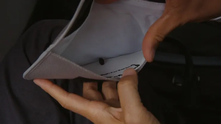 乃木多年的訓練,使他敏銳的發現了黏在腳上的發信器