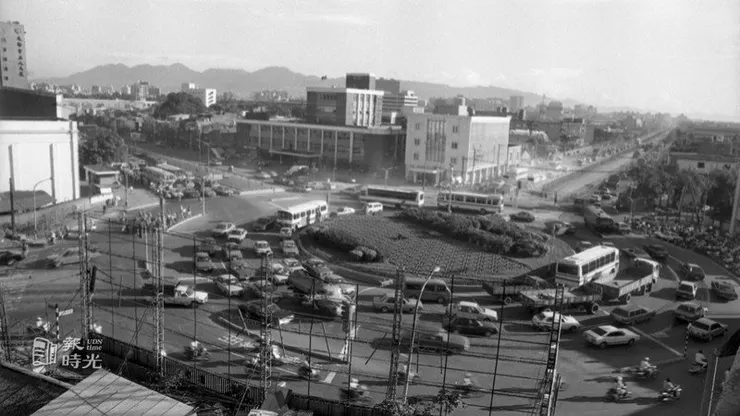 1985年公館圓環車流交織的情景。當時還沒有設地下通道。臺北預備火力發電廠也尚未改建(圖片來源:聯合報。記者拍攝)