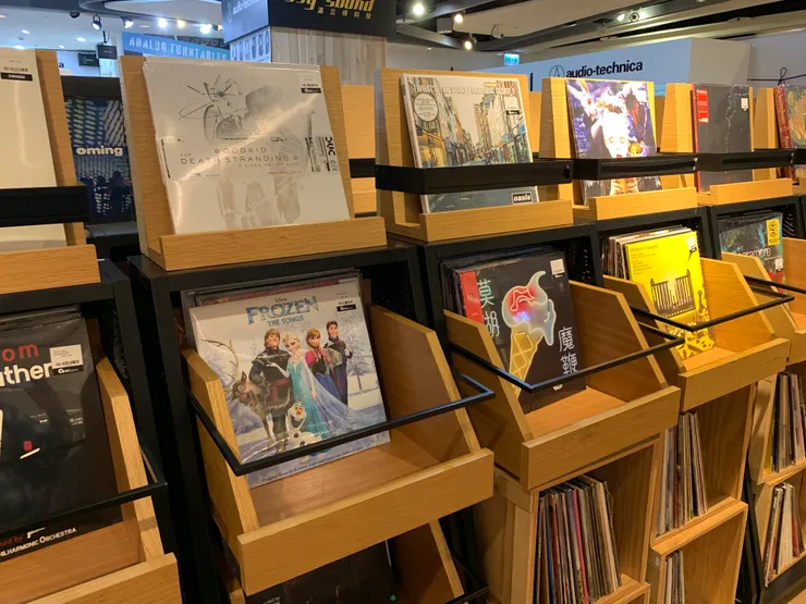 黑膠唱片行，一定有「黑膠唱片機」吧⋯⋯