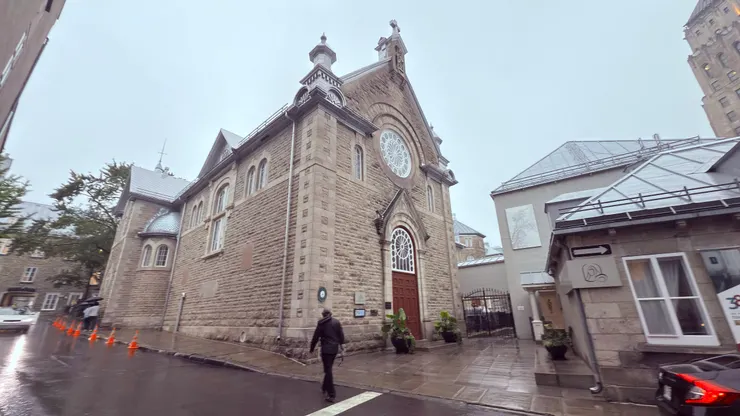 查爾斯維爾大教堂的圓形玫瑰窗很典雅