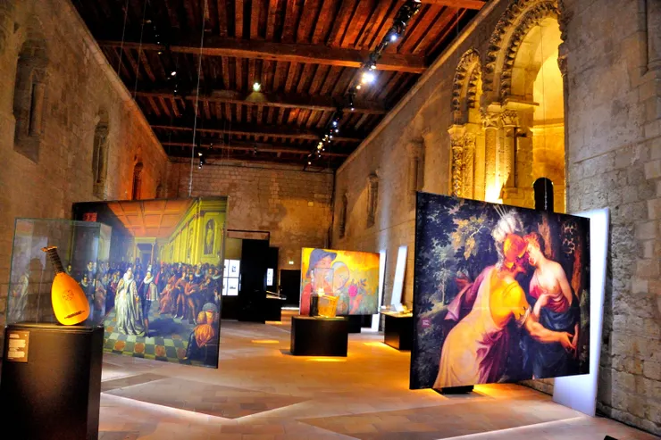 【教士食堂內部的「RONS ART」展】