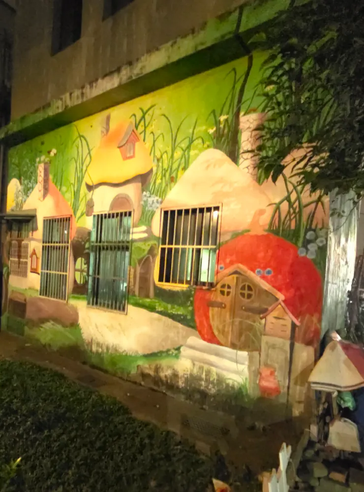 “採菇菜園下，悠然見……鐵窗？”（陶淵明也傻眼）。 蘑菇屋下好乘涼，南瓜房前鐵窗鎖，這是要關押哪位不安分的神仙？