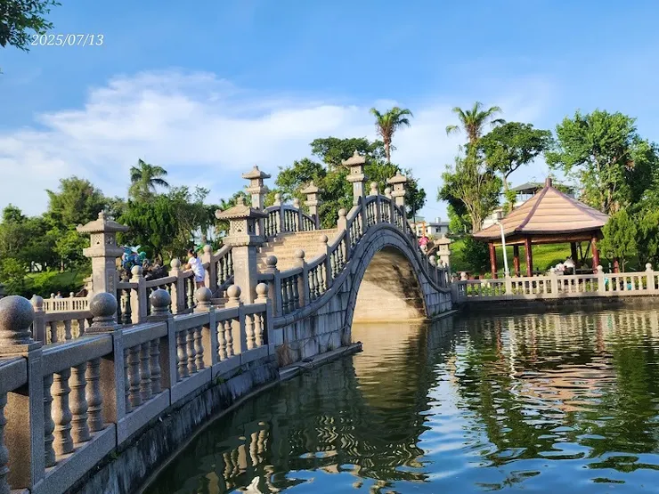 拱橋與涼亭（圖片截圖於網路）