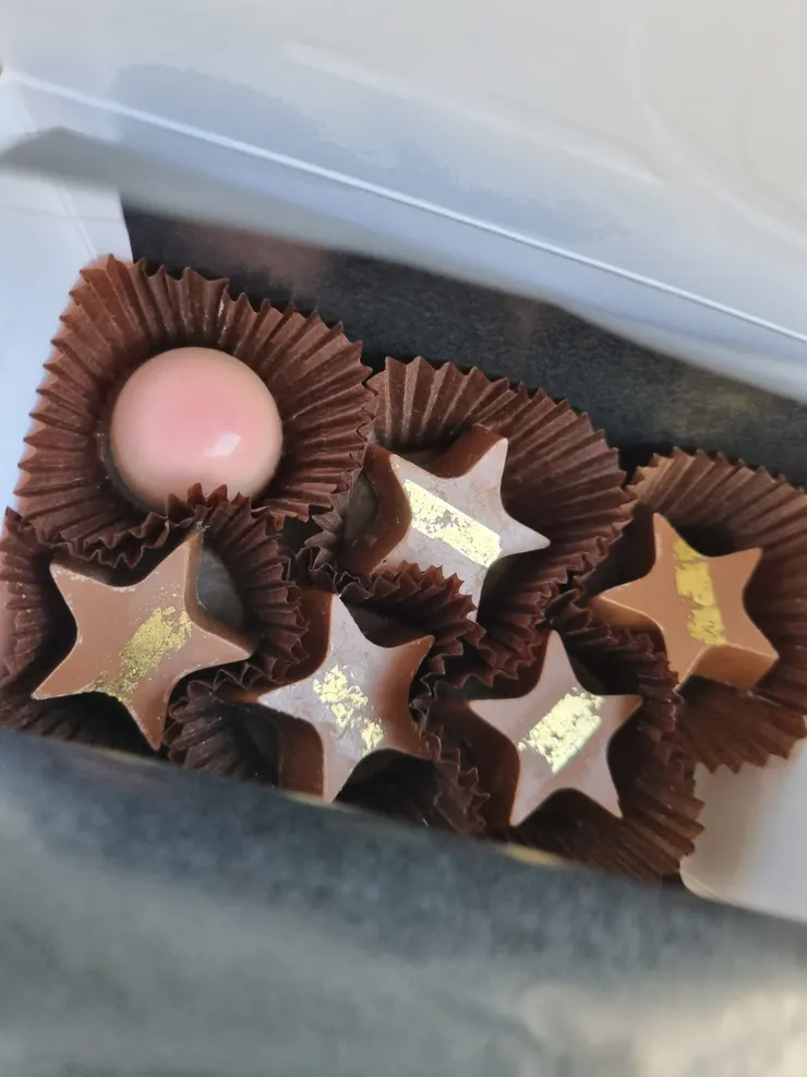 粉紅色那一顆是有加入琴酒的,只適合大人吃