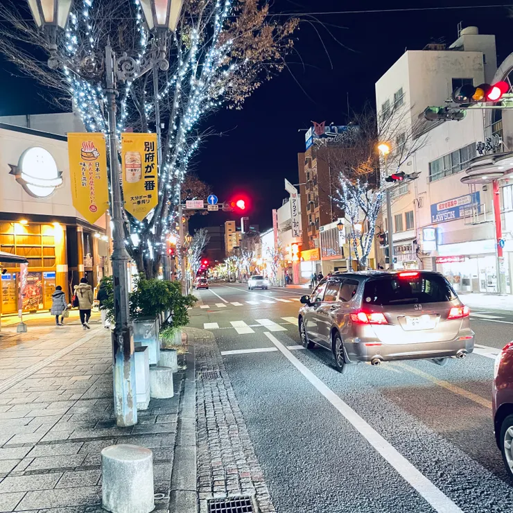 別府街上閃爍的燈光