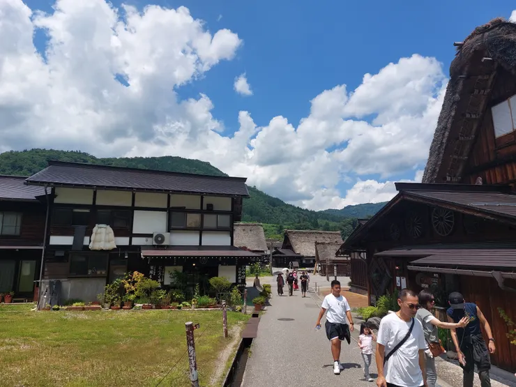 合掌村的樣子，當時人沒到很多