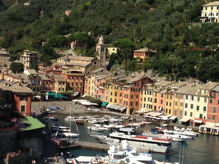 小漁村前的港口停滿了船隻