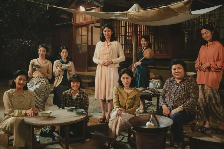 歌舞團的姐姐們不僅資助阿月，還請她吃湯圓