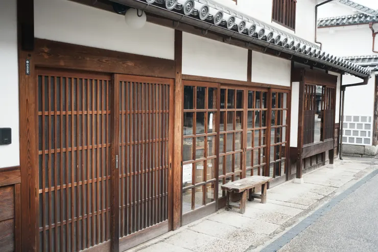 坐在門口長凳吃串糰子、喝杯茶，亦是愜意