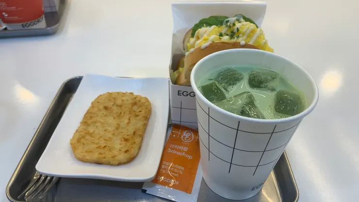 突然發現整個早餐的色調滿綠的。