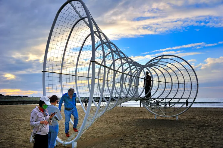 【賞嘆劉棟拚布畫搞怪沙灘夕照中】