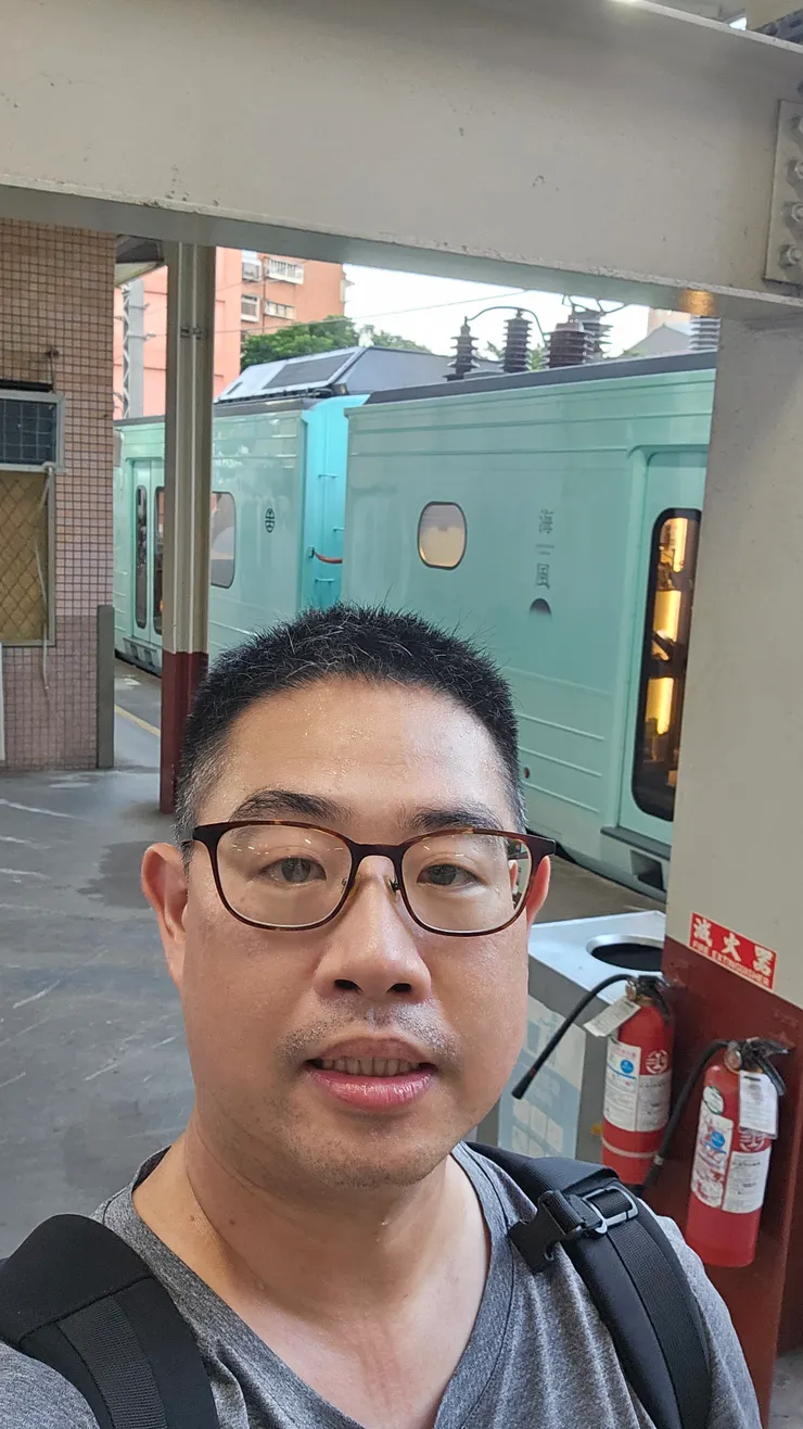 我身後是停在樹林車站月台的海風號觀光列車!