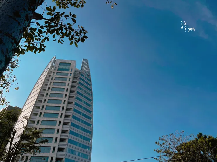 從三民路就能看見的帆船樓建築